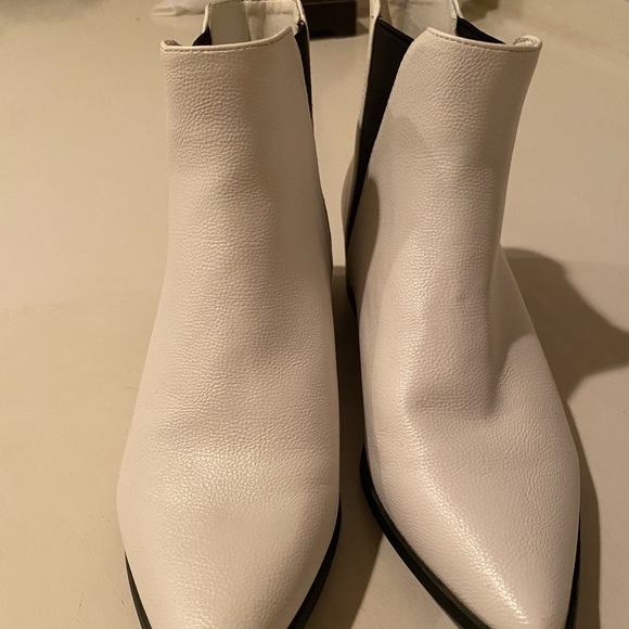 White boots - Picture 6 of 11